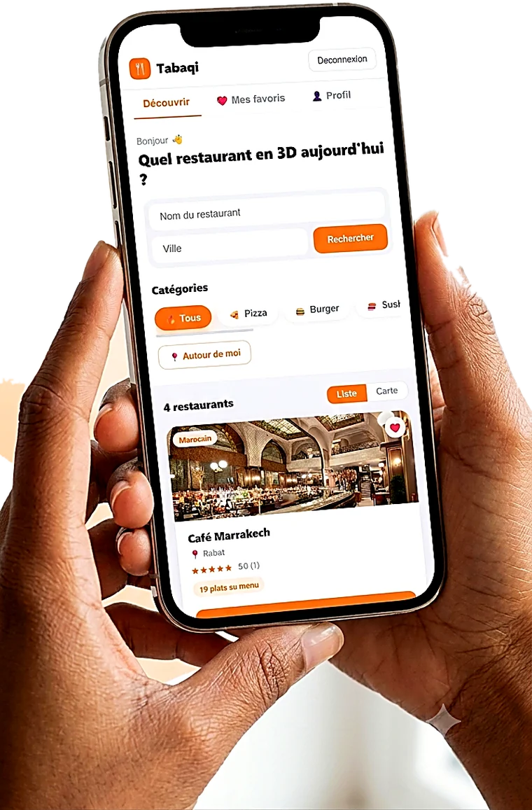 Deux mains tenant un téléphone qui affiche l'application Tabbaqi, avec la liste des restaurants et leurs plats.